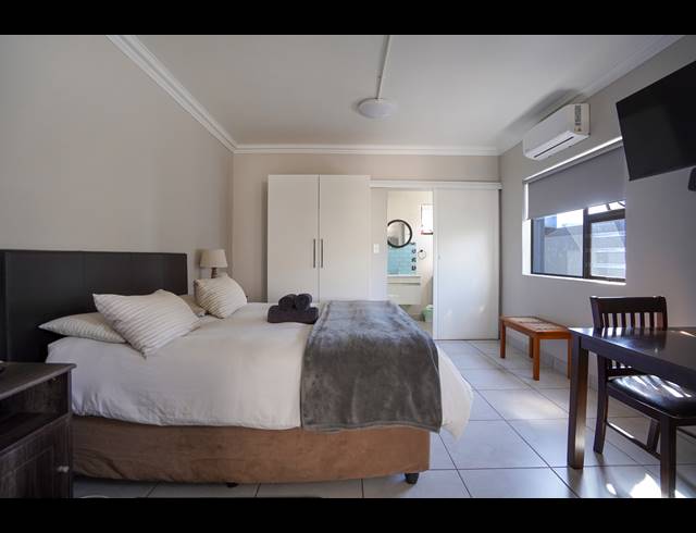 8 BEDROOM GUEST HOUSE FOR SALE IN MELKBOSSTRAND CENTRAL